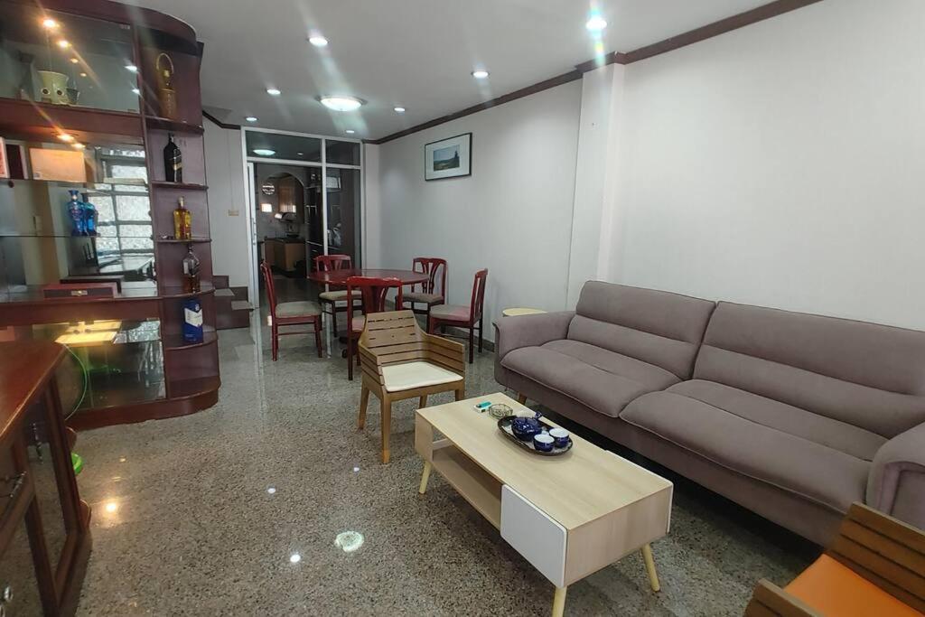 Holiday home 繁华与幽静的联排别墅 近帕蓝9,拉猜达地铁站,订5晚免费接机一趟
