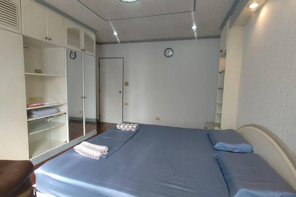 Holiday home 繁华与幽静的联排别墅 近帕蓝9,拉猜达地铁站,订5晚免费接机一趟 Bangkok
