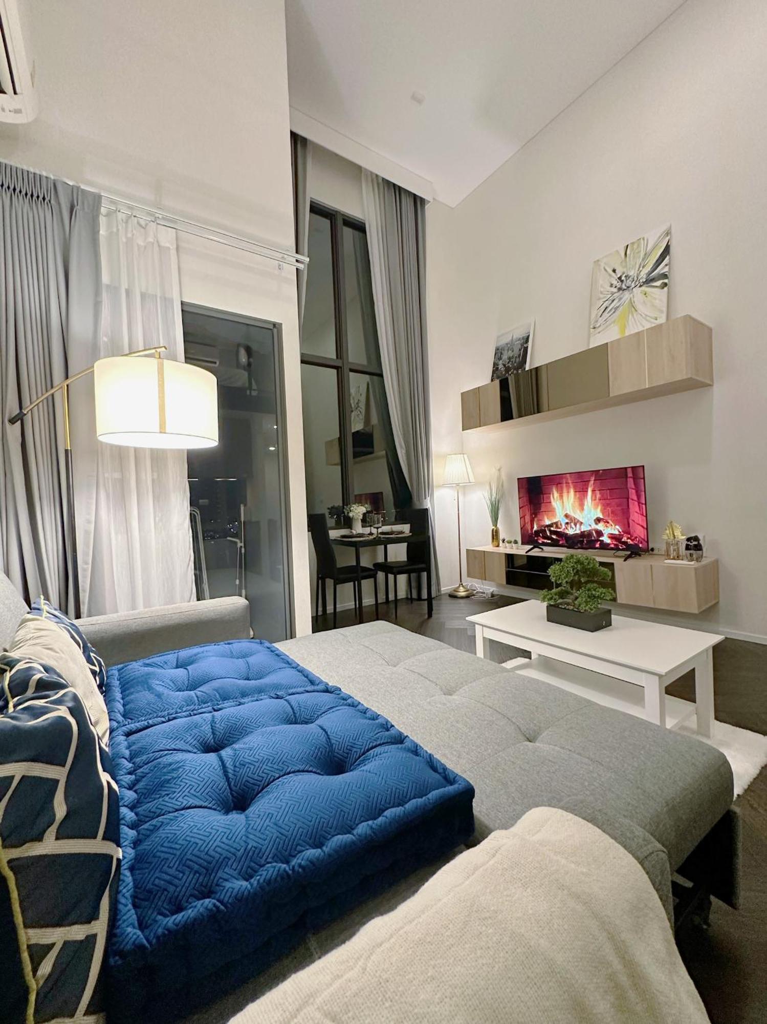 Luxury Loft With Stunning 35th Floor Views Apartment