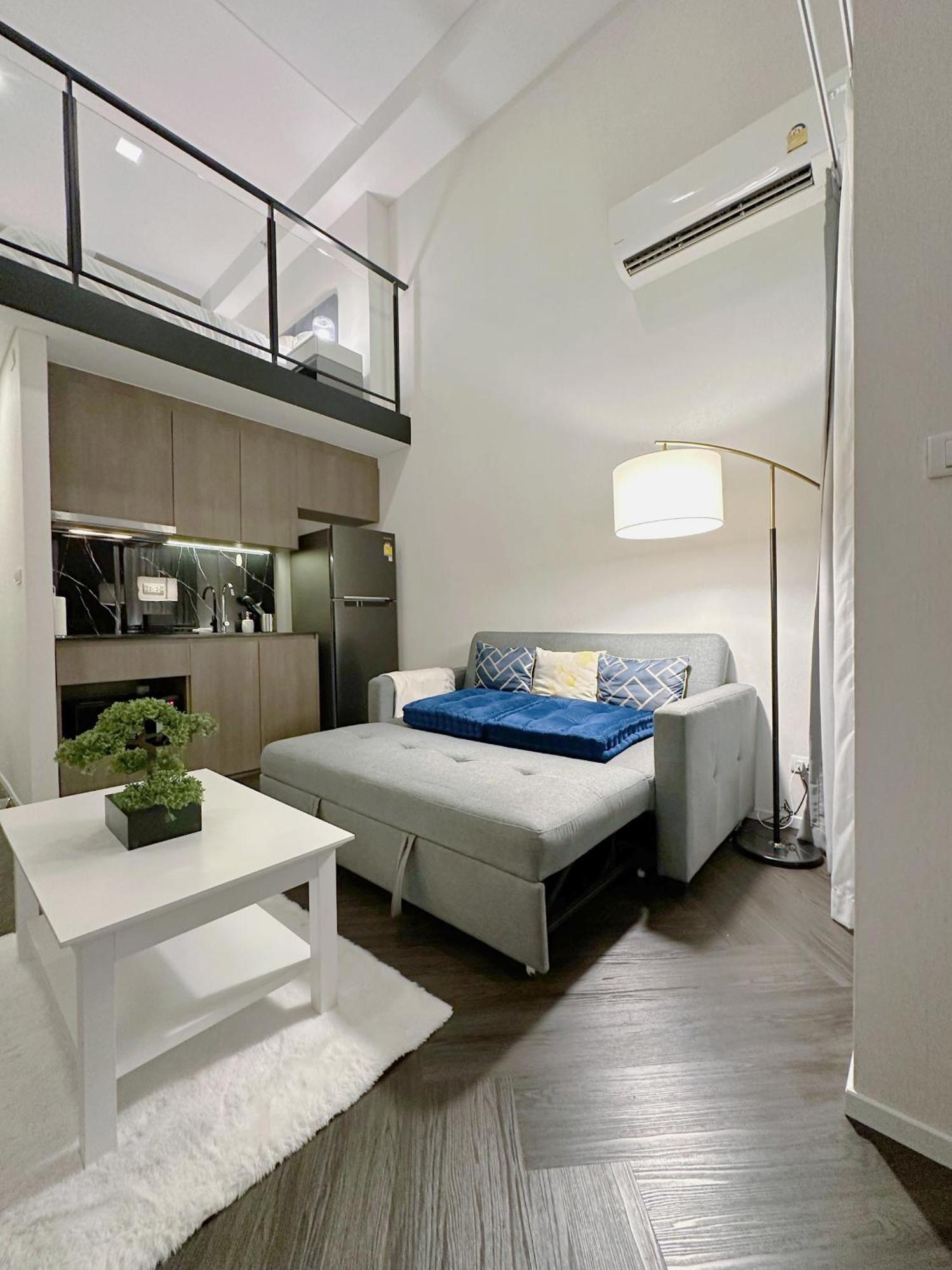 Luxury Loft With Stunning 35th Floor Views Apartment *