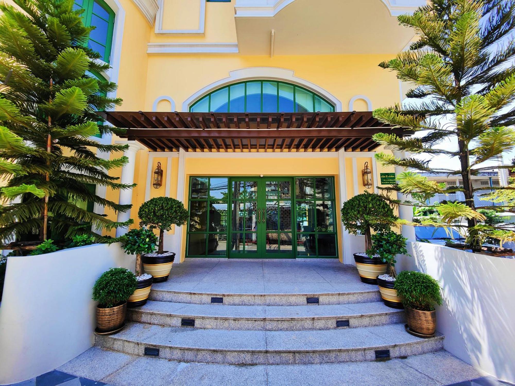Siri Grand Hotel