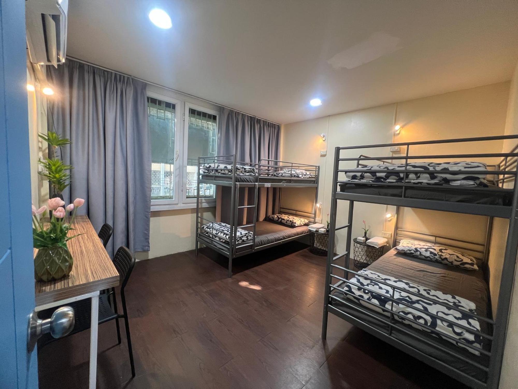 Youjia Youth Capsule hotel *