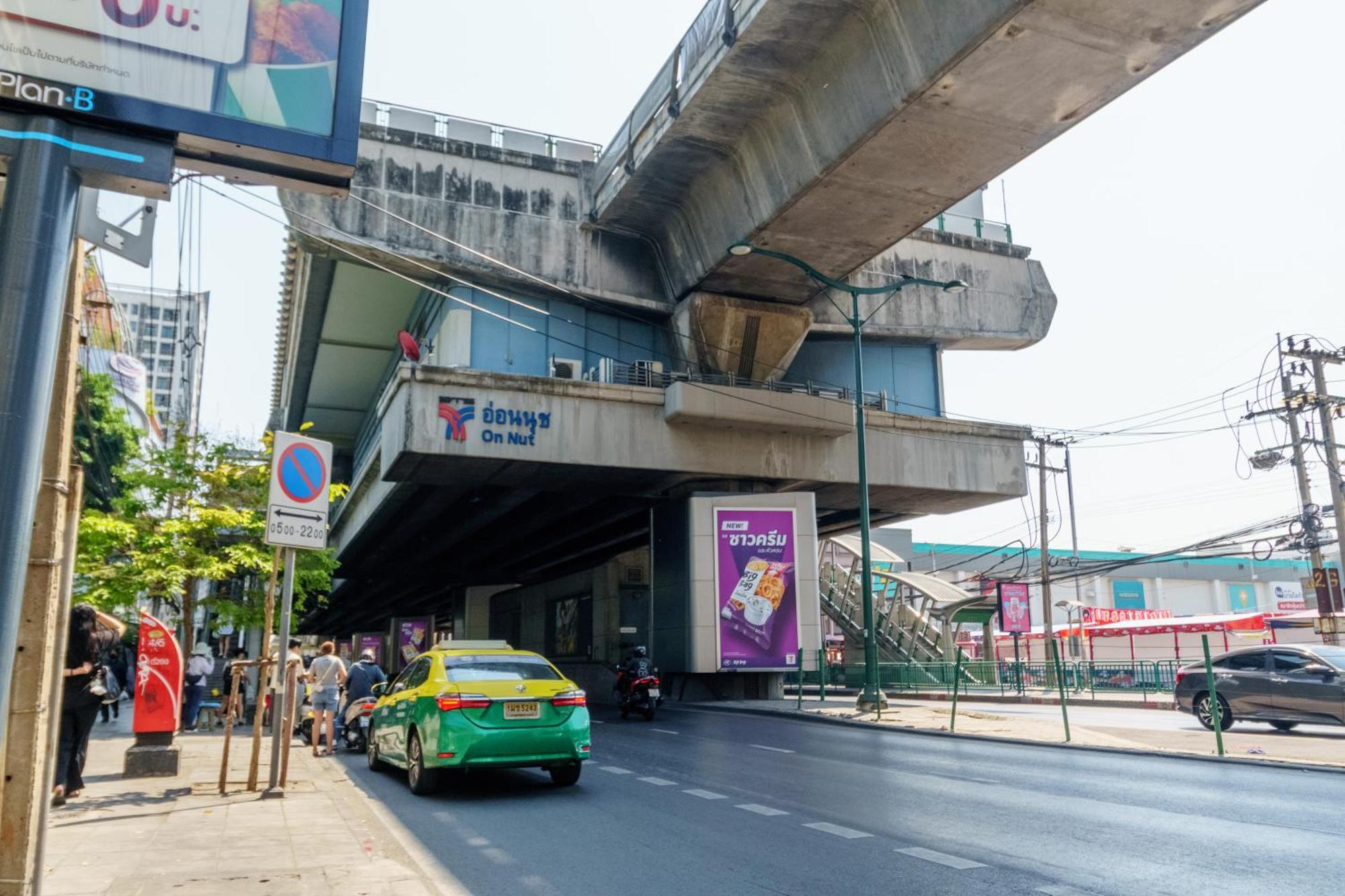 Ferienhaus Charming 3-storey House Near Bts Onnut Station Bangkok