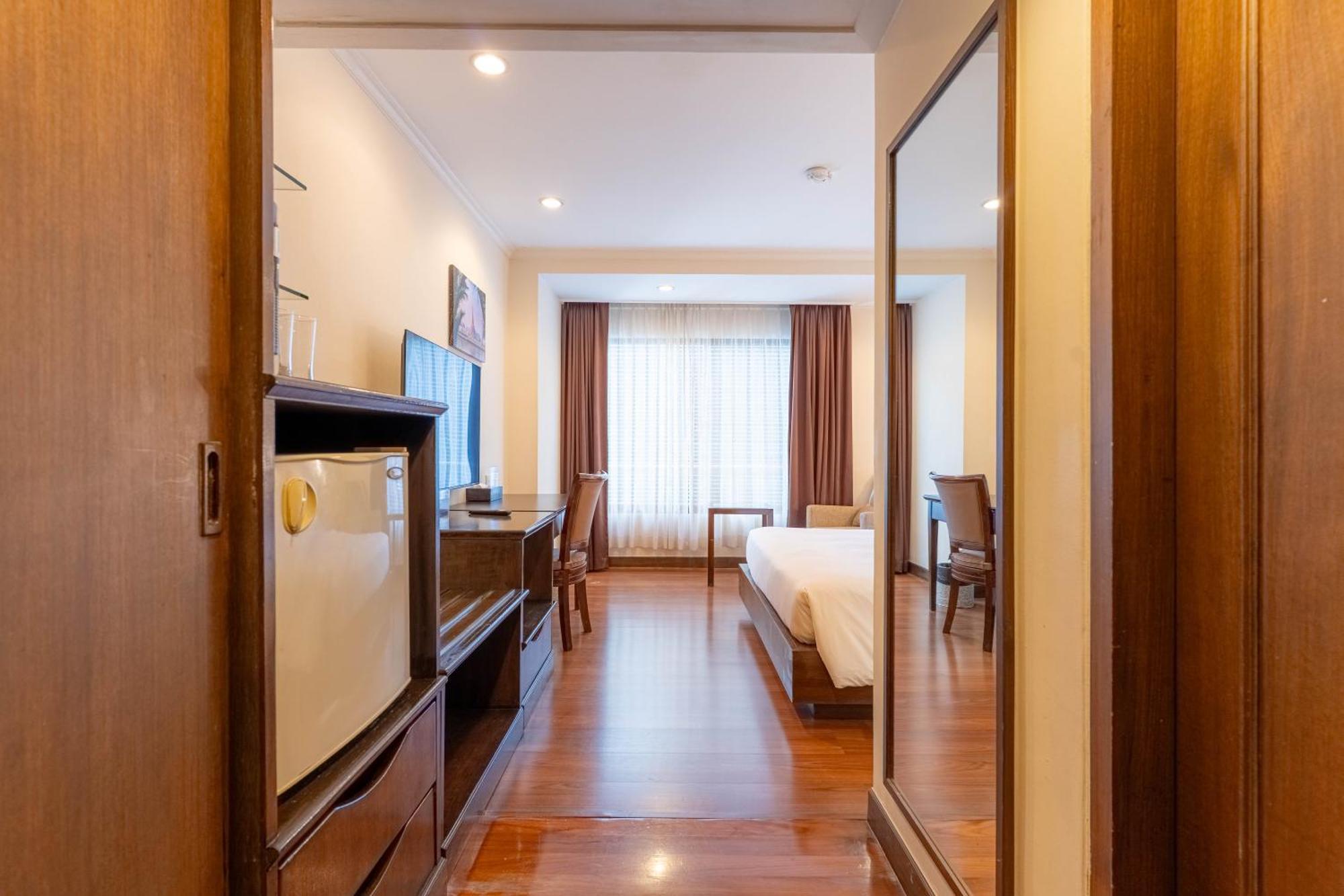 Journeyhub Sukhumvit 26, - Formerly St