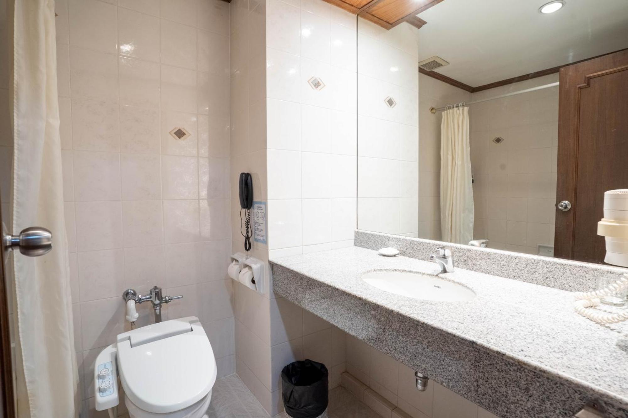 Hotel Journeyhub Sukhumvit 26, - Formerly St Bangkok
