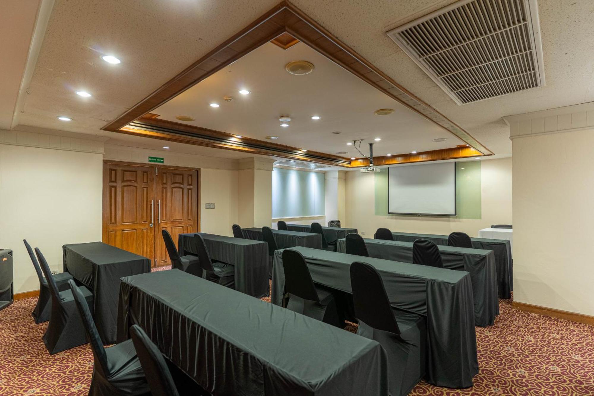 Hotel Journeyhub Sukhumvit 26, - Formerly St