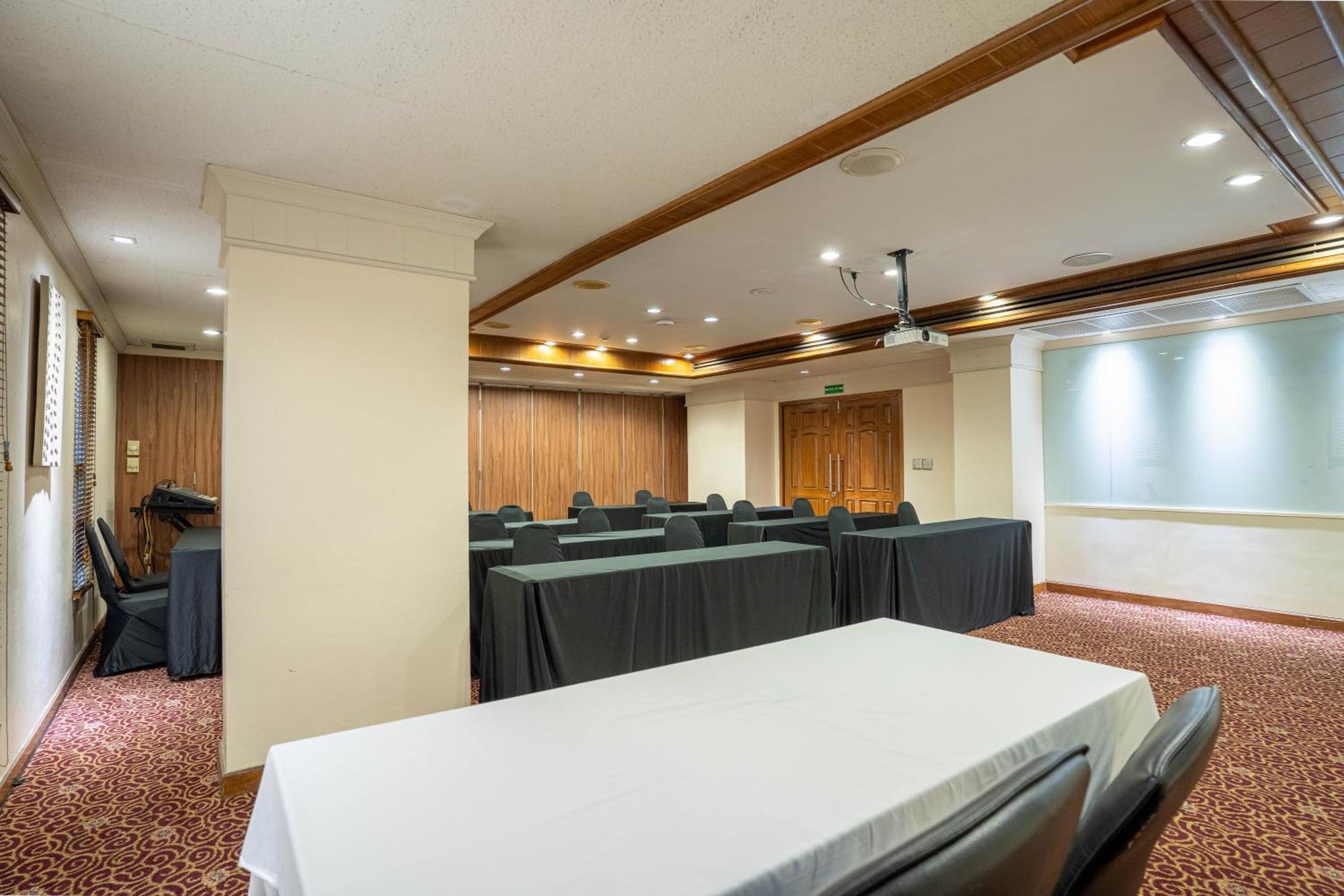 Hotel Journeyhub Sukhumvit 26, - Formerly St