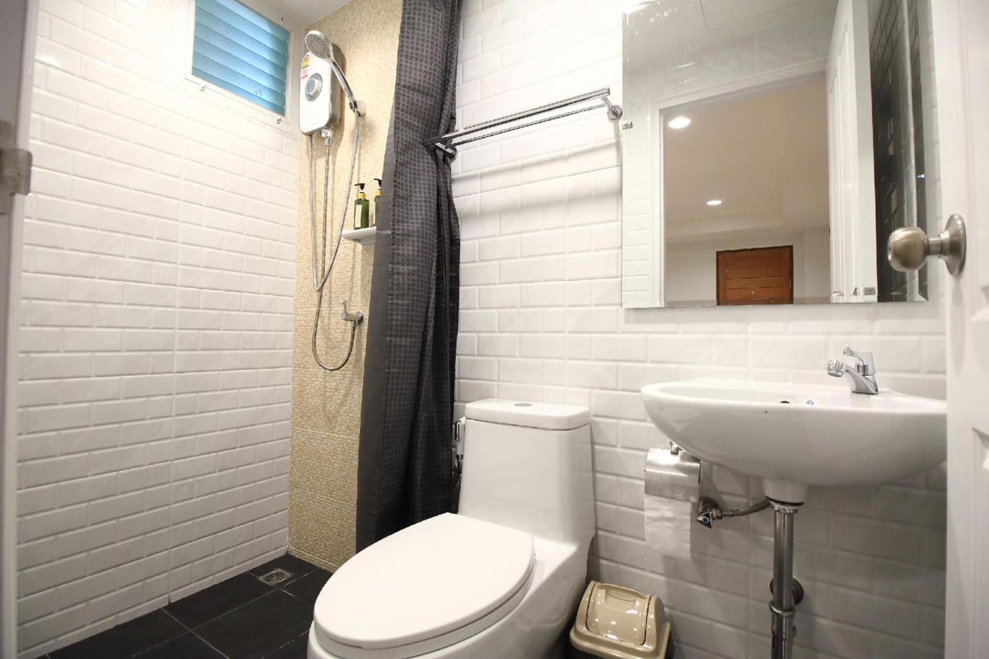 Hotel Super Oyo 483 Pannee Khaosan 3*