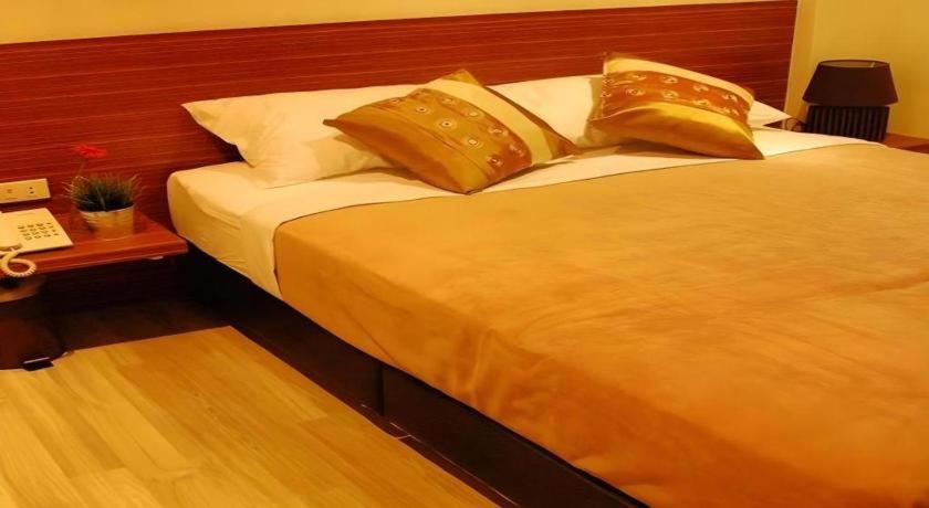 White House Asoke Sukhumvit 18 3*