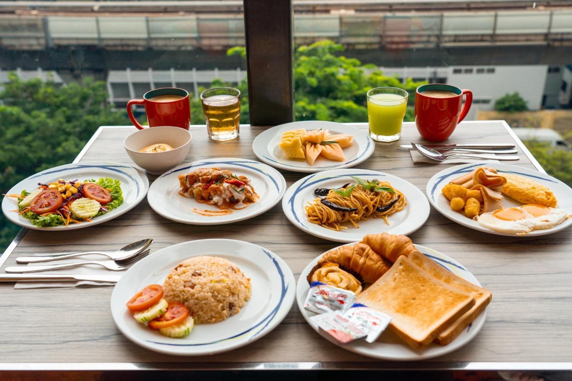 Hotel The Riski At Bangphlat Station Sha Bangkok