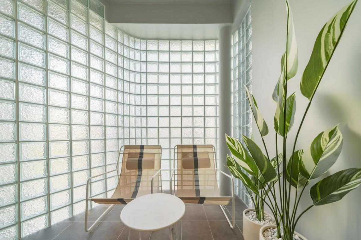Bathtub, 2br, 2ba, 120 Sqm, 6 Pax, Near Bts 7-11 Apartment Bangkok