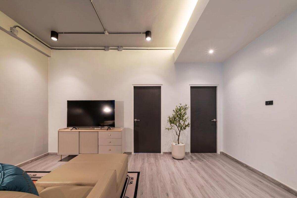 Bathtub, 2br, 2ba, 120 Sqm, 6 Pax, Near Bts 7-11 *