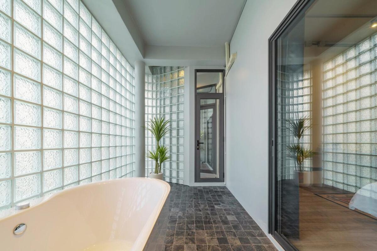 Bathtub, 2br, 2ba, 120 Sqm, 6 Pax, Near Bts 7-11 * Bangkok