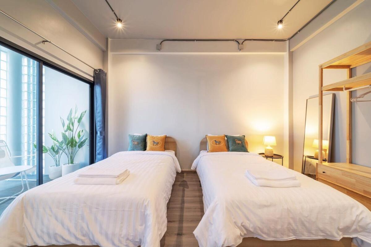Bathtub, 2br, 2ba, 120 Sqm, 6 Pax, Near Bts 7-11 Apartment