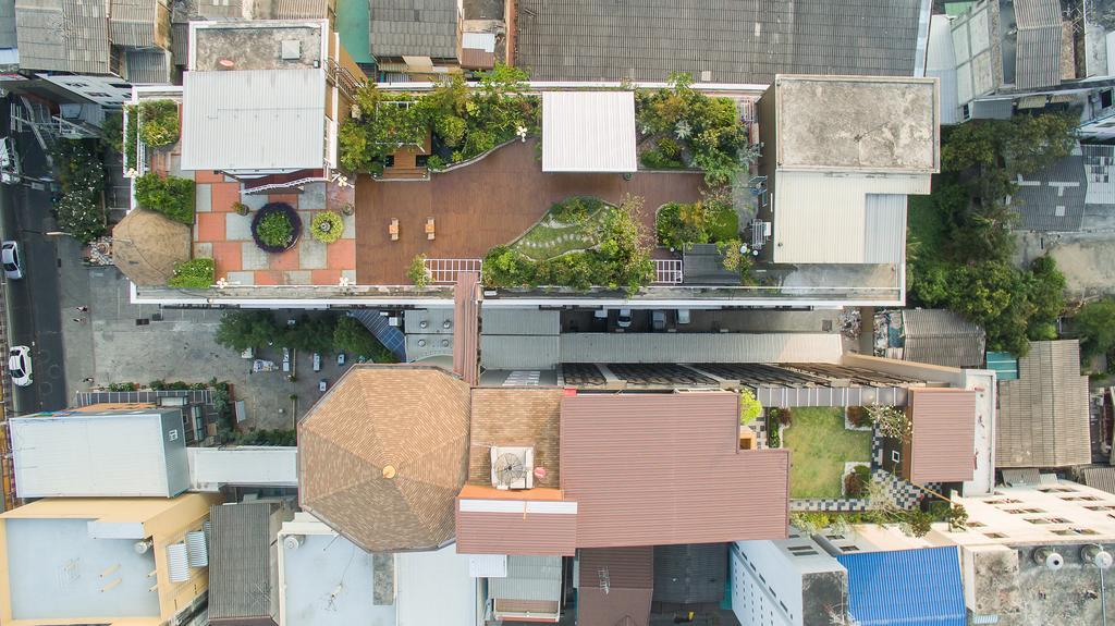 Beyond bahay-panuluyan