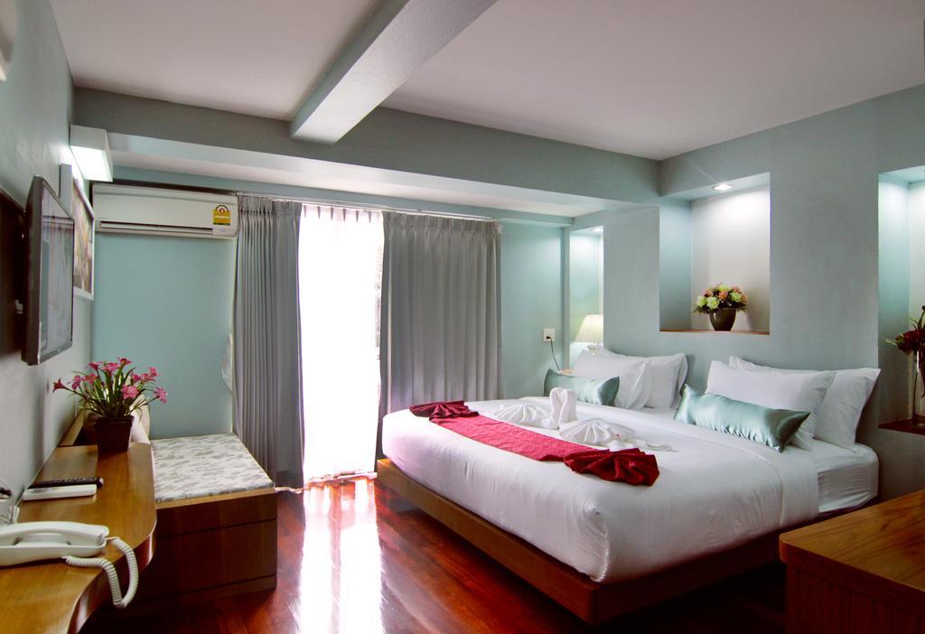 Cha-cha Phraathit Hotel