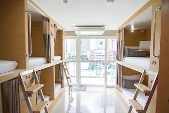 Hostel D-box *