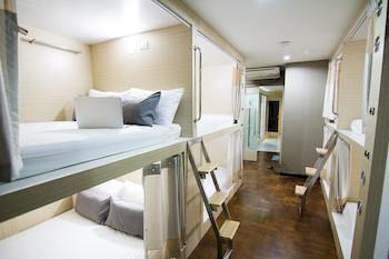 D-box Hostel *