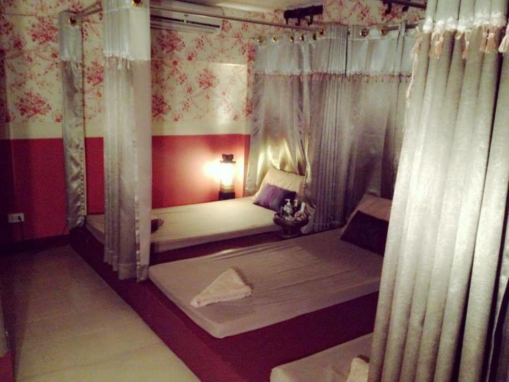 Moom Pon Khlai & Asrama Bangkok