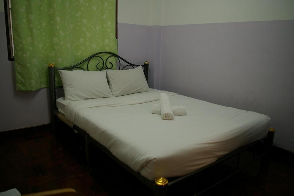 Moom Pon Khlai & Asrama Bangkok
