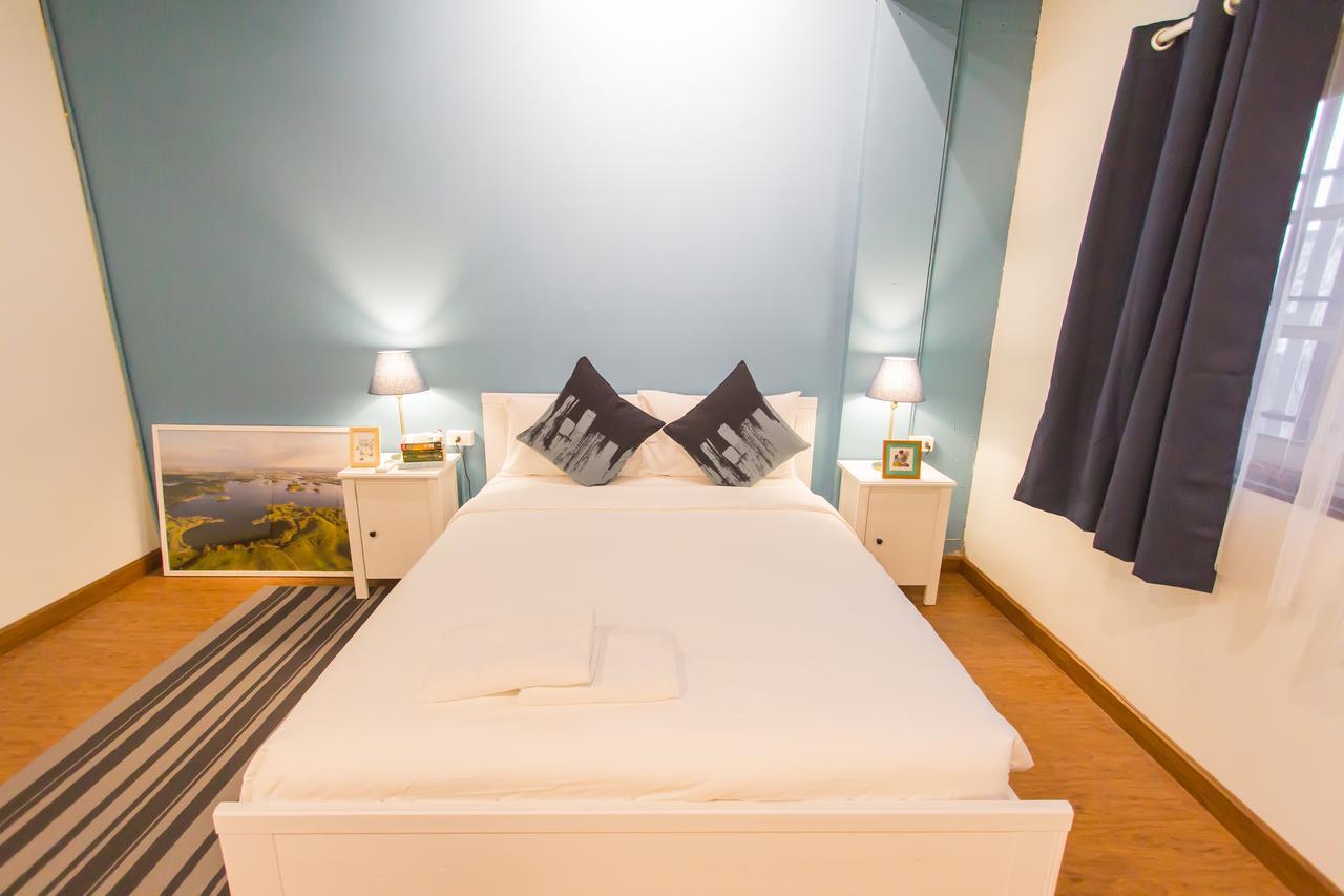 Thonglor Travellers And Cafe Hostel Bangkok
