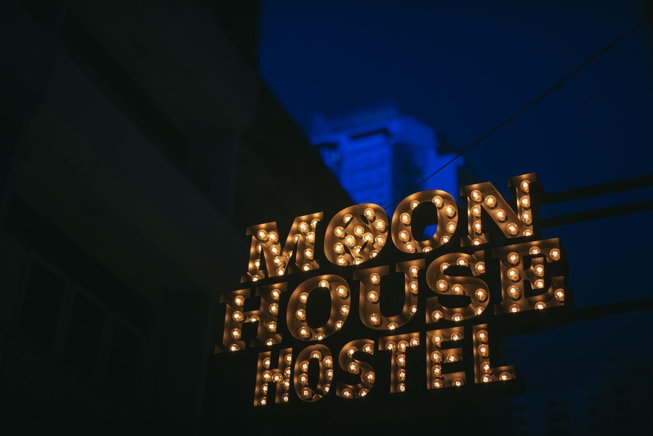 Hostel Moon House *