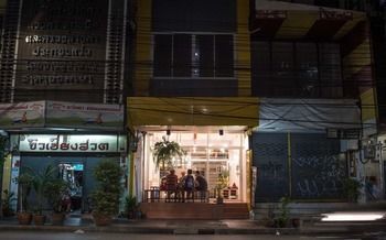 Warm White Asrama Bangkok
