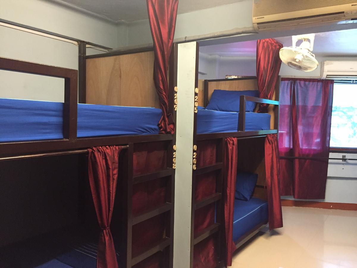 Q6 At 6 Hostel