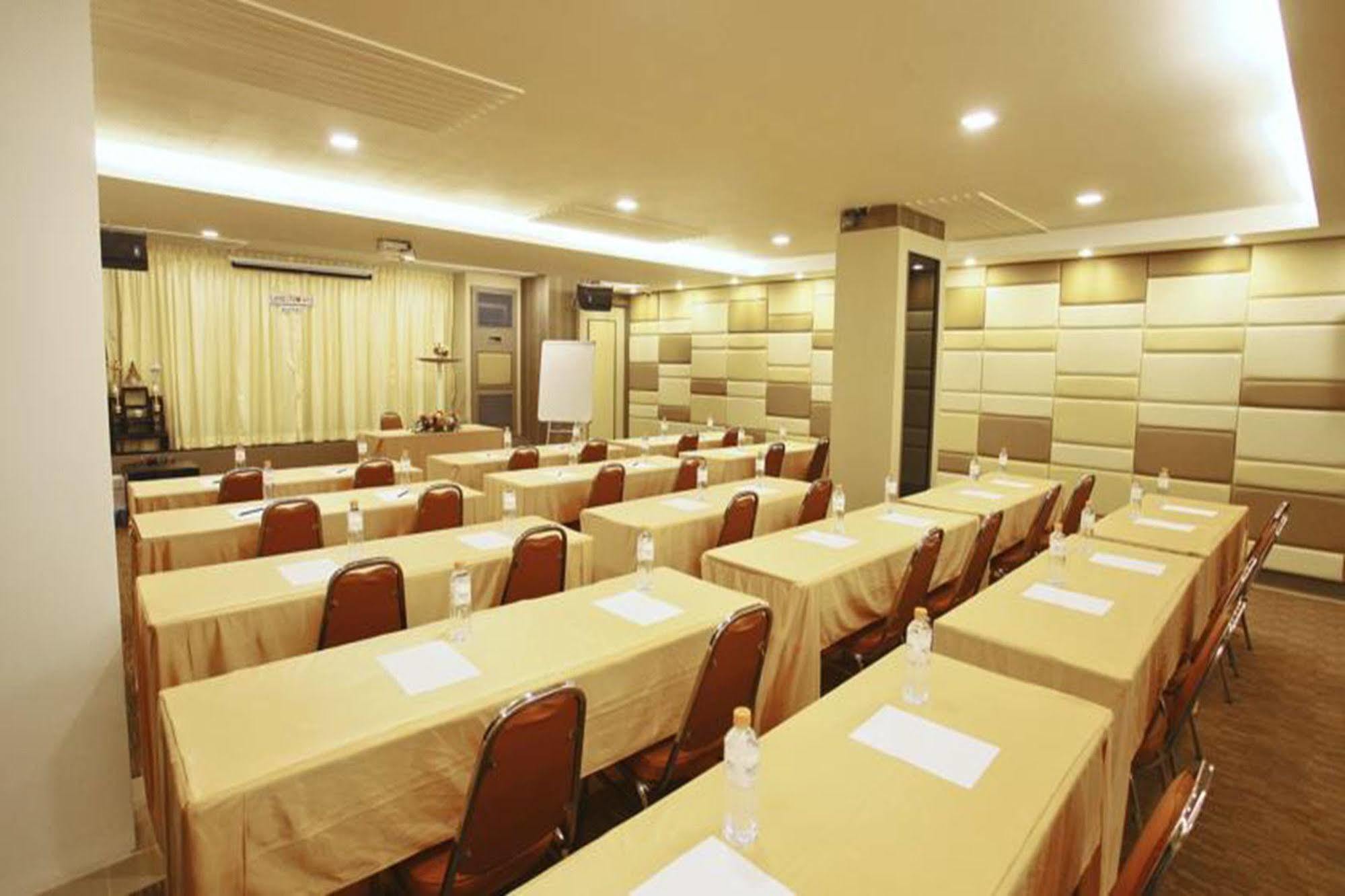 Leenova Hotel