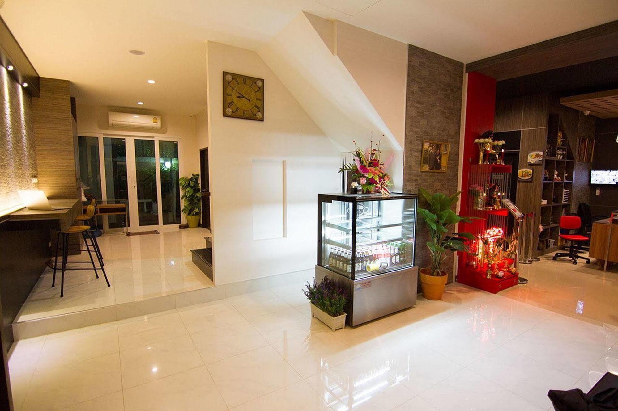 Hostel D-box *