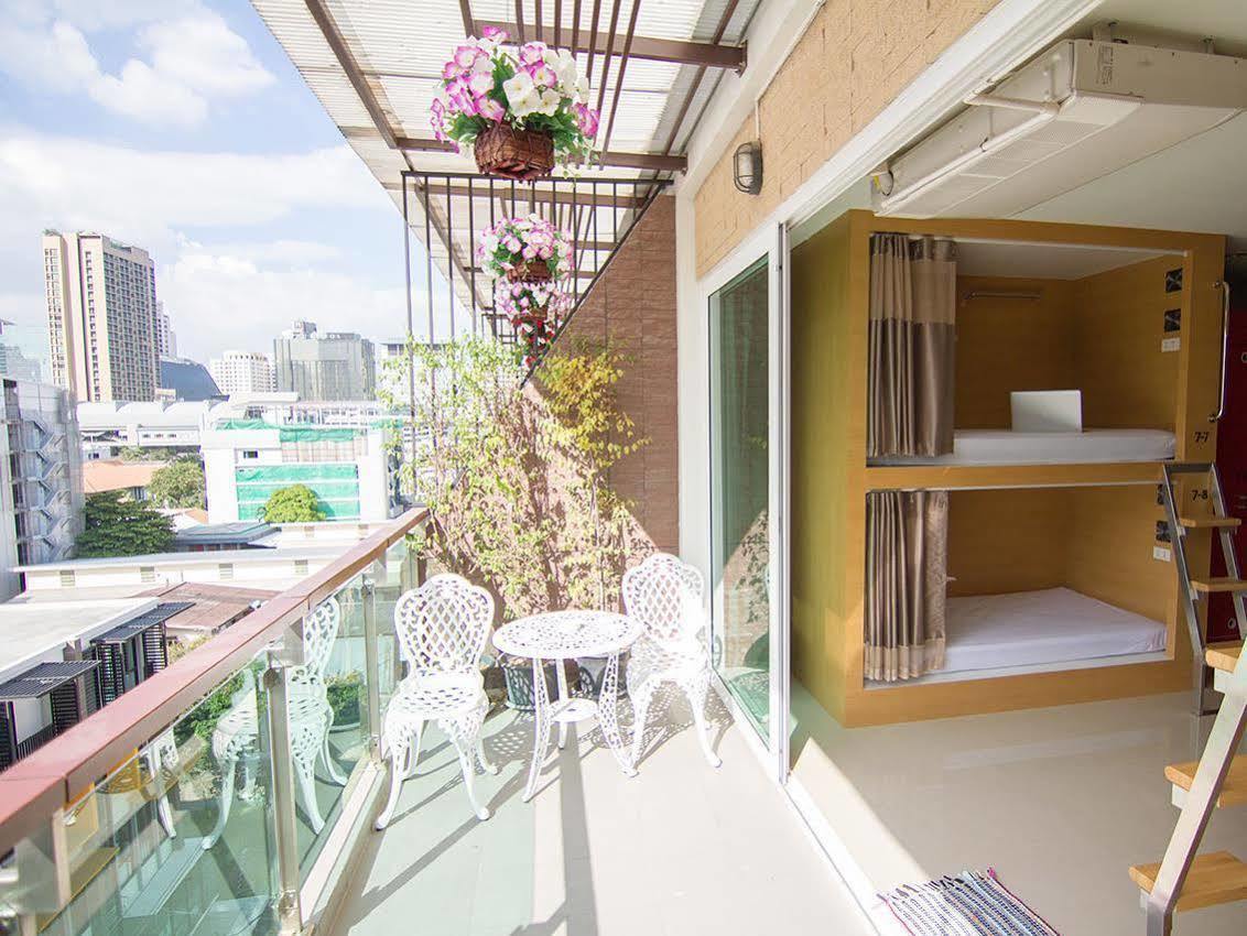 D-box Hostel *