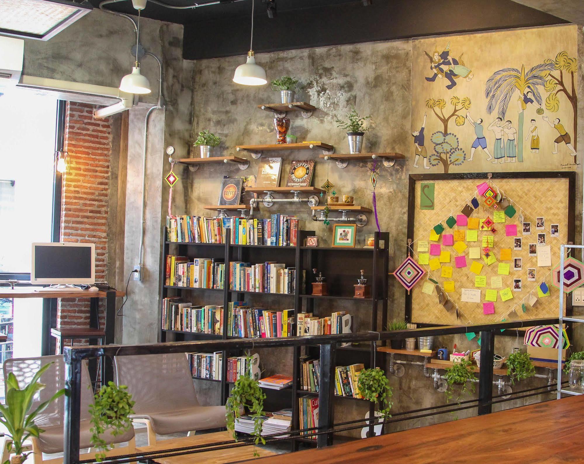 Thonglor Travellers And Cafe * Bangkok