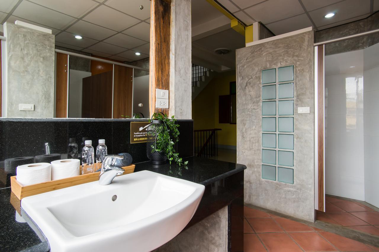 Banthat Thong Hostel