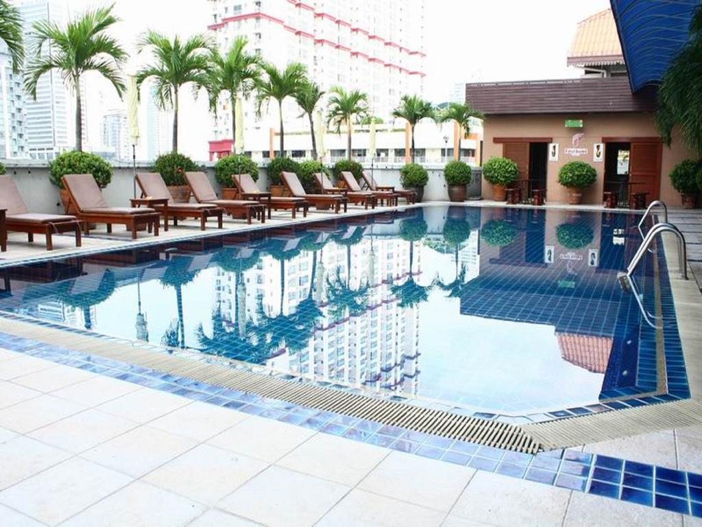 Hotel First 3*