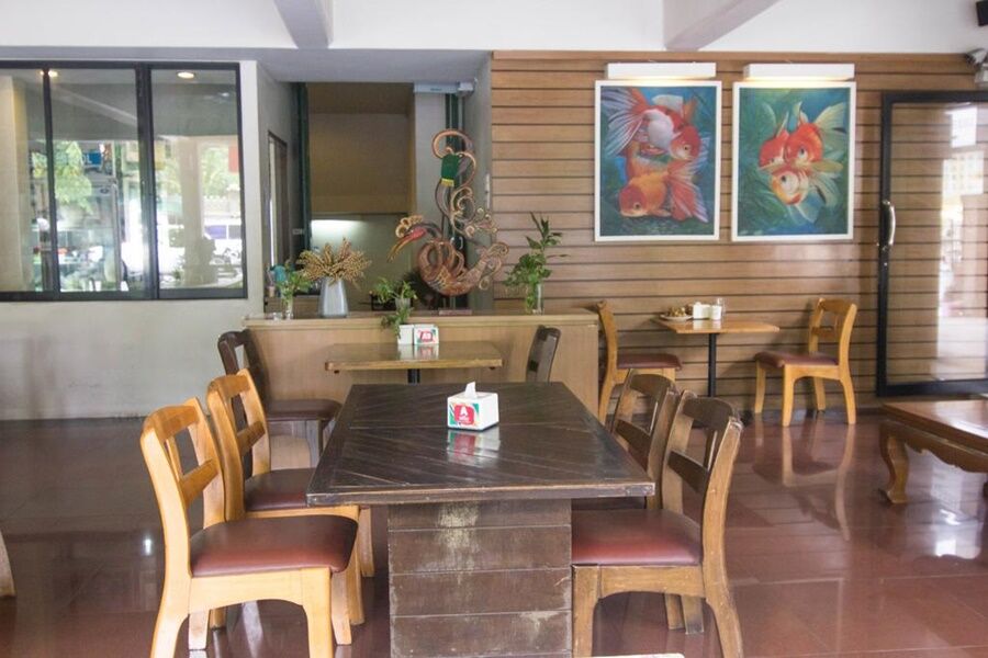 Cha-cha Phraathit Hotel