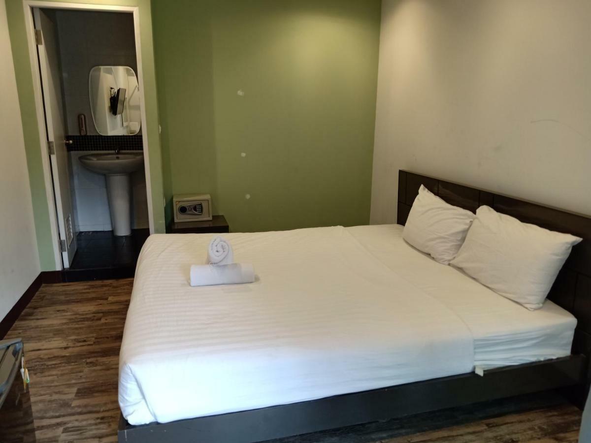 M - Mrt Huai Khwang Resort 3*