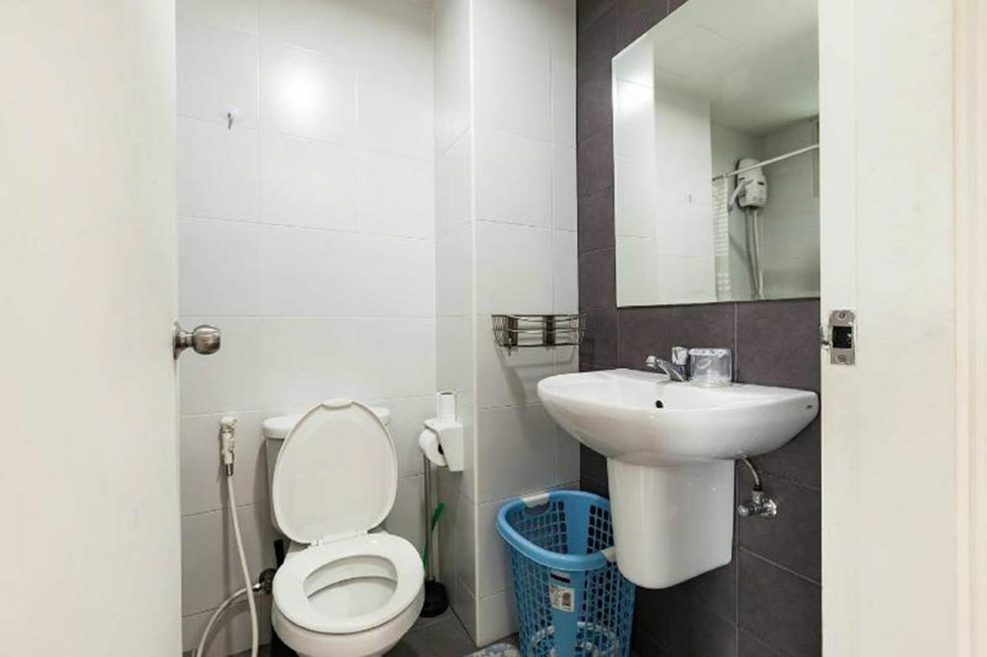 1 Bdrm 5 Minutes Walk 2 Bts Fiber Optic Wifi Apartment
