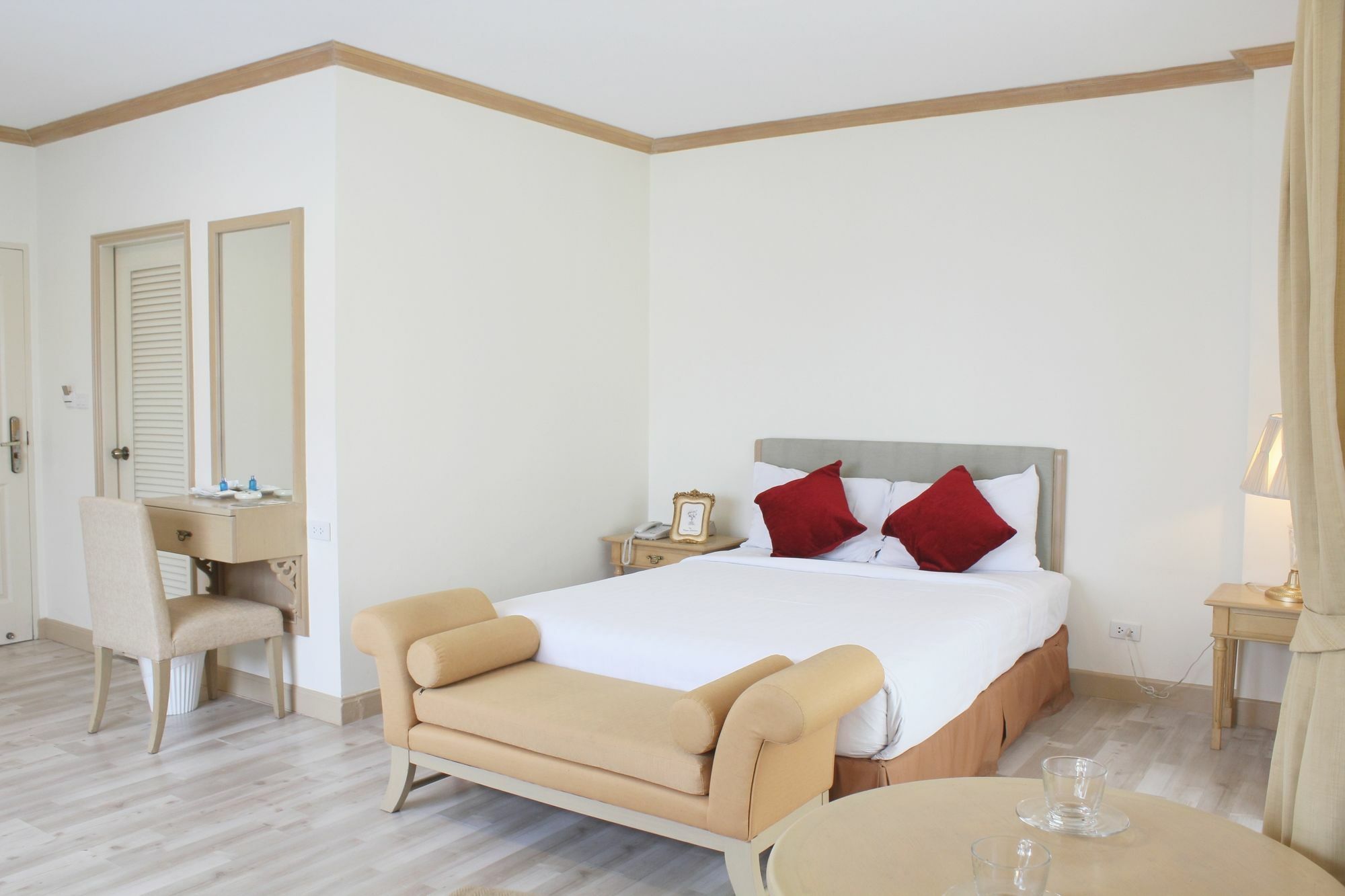 Romance Srinakarin Hotel 3*