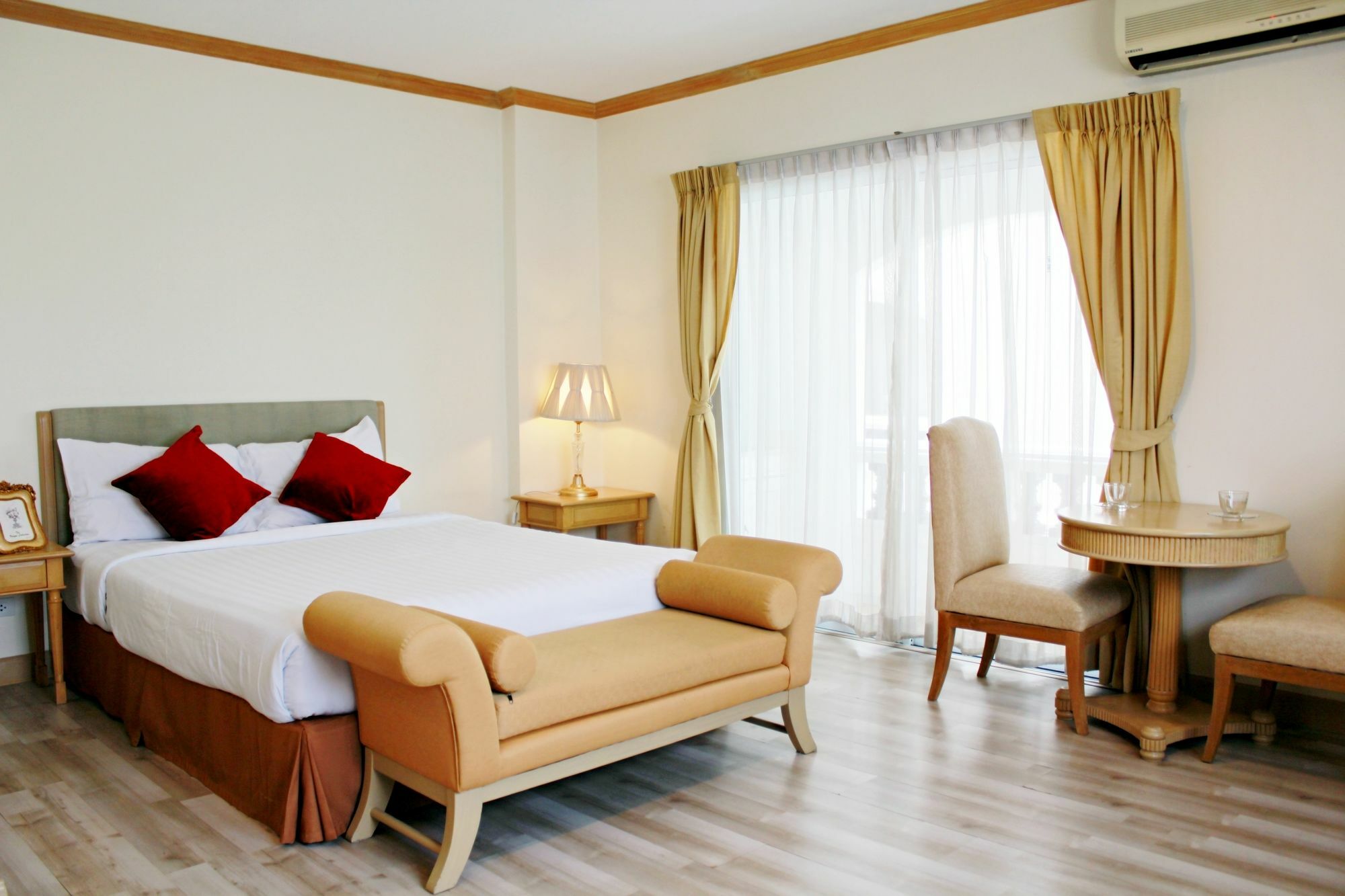Romance Srinakarin Hotel 3*