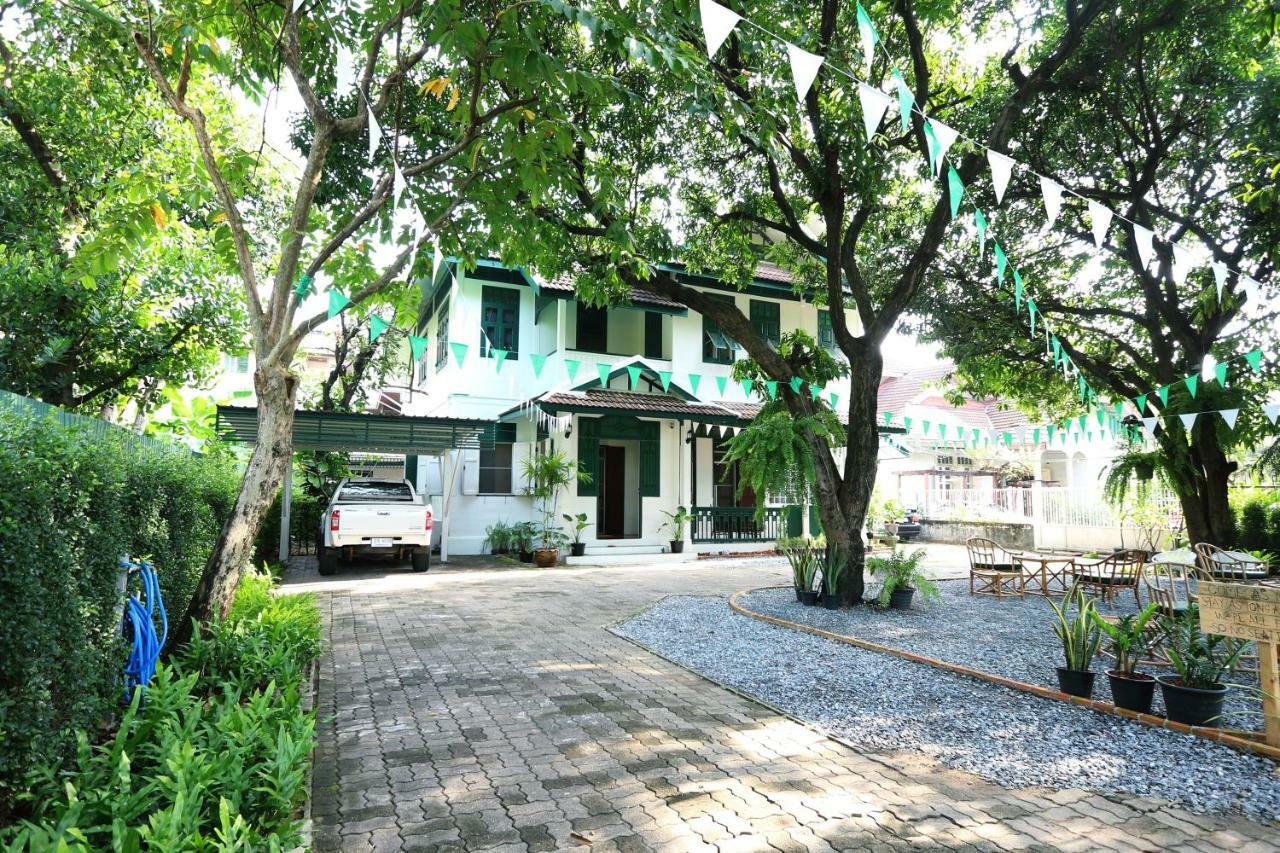 Guest house 24 Samsen Heritage House *