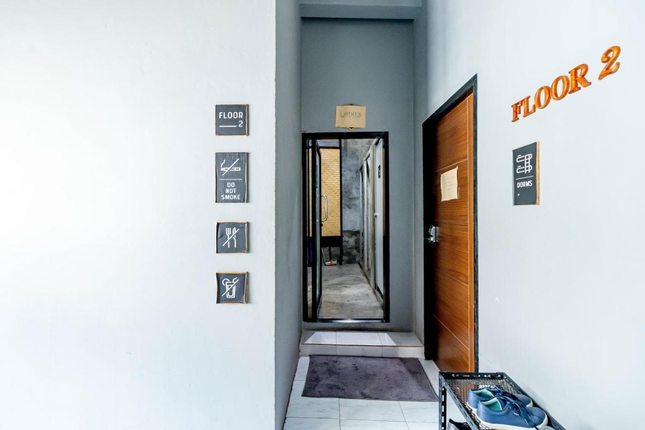 Thonglor Travellers And Cafe Hostel *