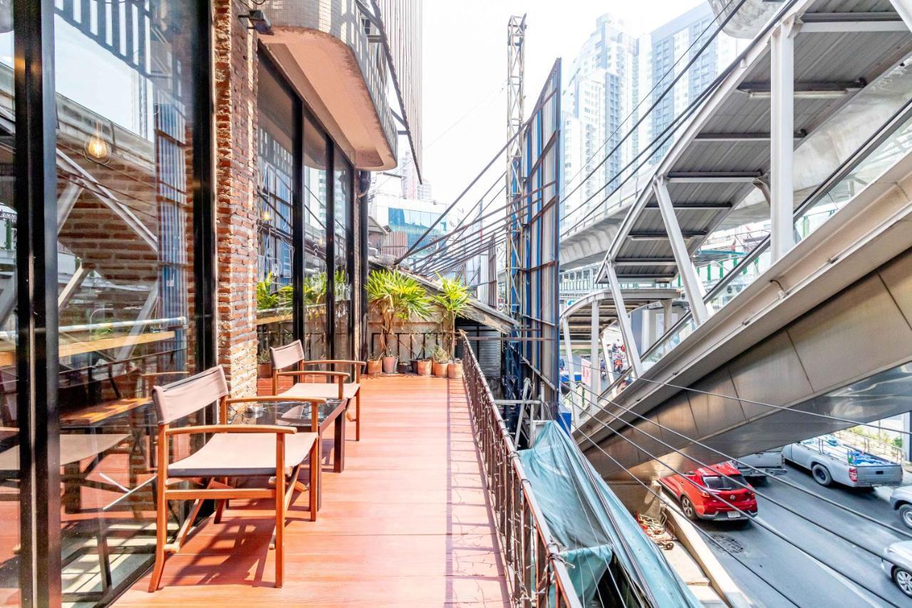 Thonglor Travellers And Cafe Hostel Bangkok
