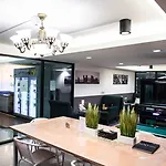 48 Metro Hotel