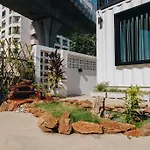 浪漫花园的两卧民宿 独立庭院 近mrt 3