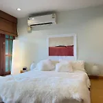 Huge 4 Story Japanese House Sleeps 9 City Center