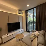 Modern Pool View Bts Ekkamai-1Br