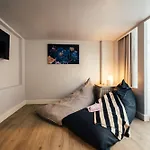 Chamberlain Hostel - Adults Only