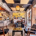 Thonglor Travellers Hostel And Cafe