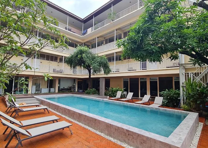 Feung Nakorn Balcony Rooms&Cafe