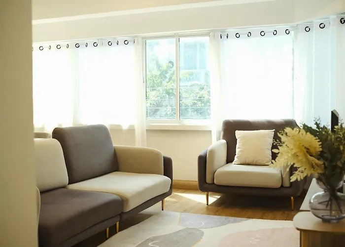 2Br Stylist Rare Find China Town